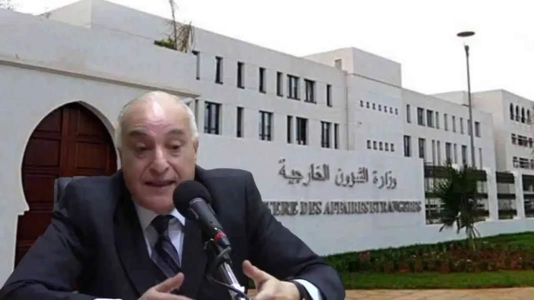 Ahmed Attaf, nouveau ministre des Affaires étrangères, lors d'une conférence de presse.