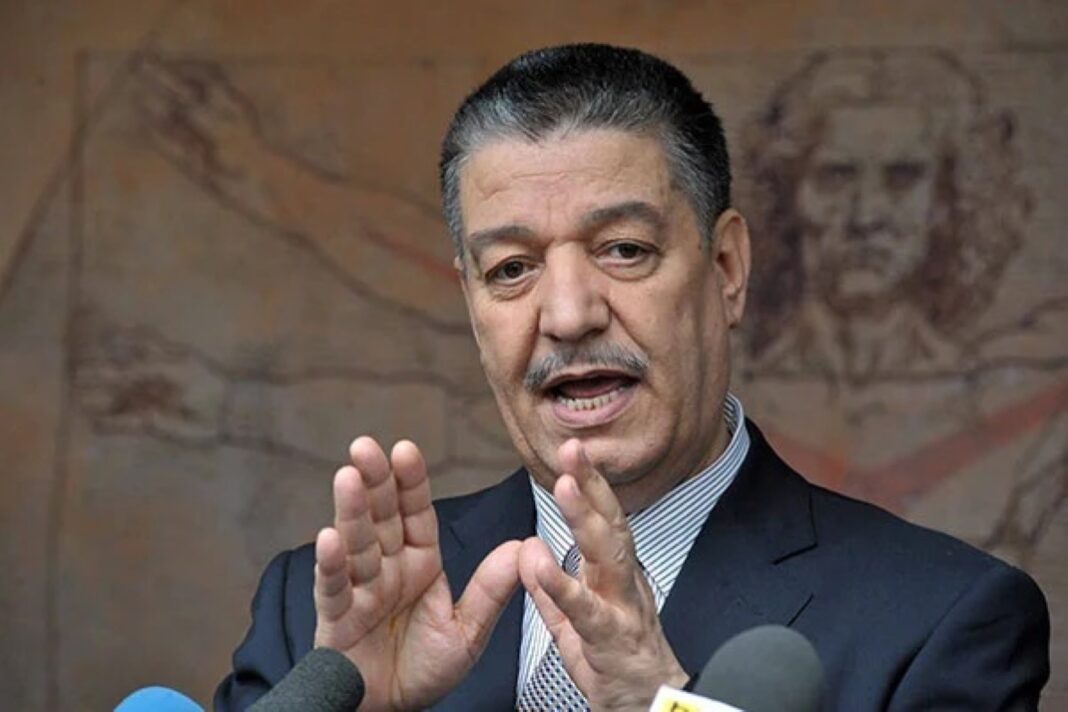 Abdelmalek Boudiaf s'exprime lors d'une conférence de presse.