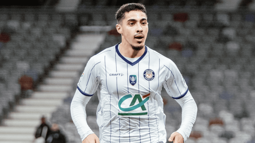 Farès Chaibi portant le maillot de l'équipe d'Algérie lors d'un match.