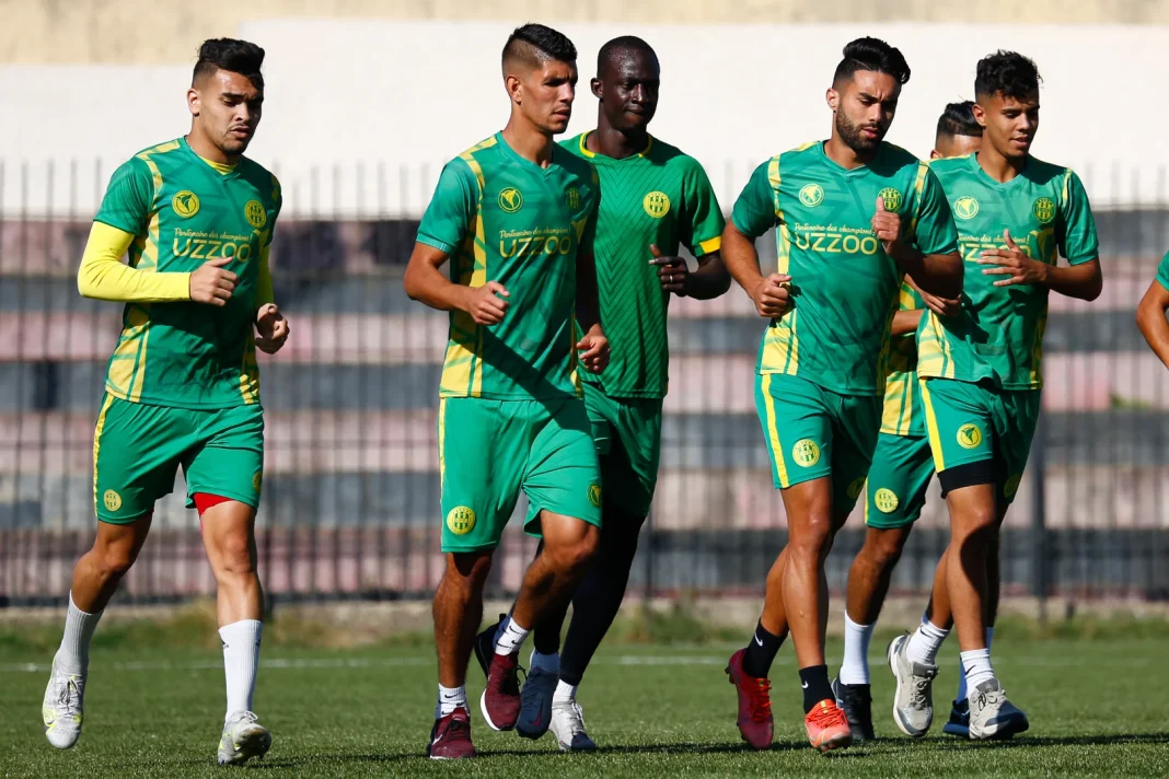 Jeunes joueurs de football en entraînement sur le terrain en Algérie.