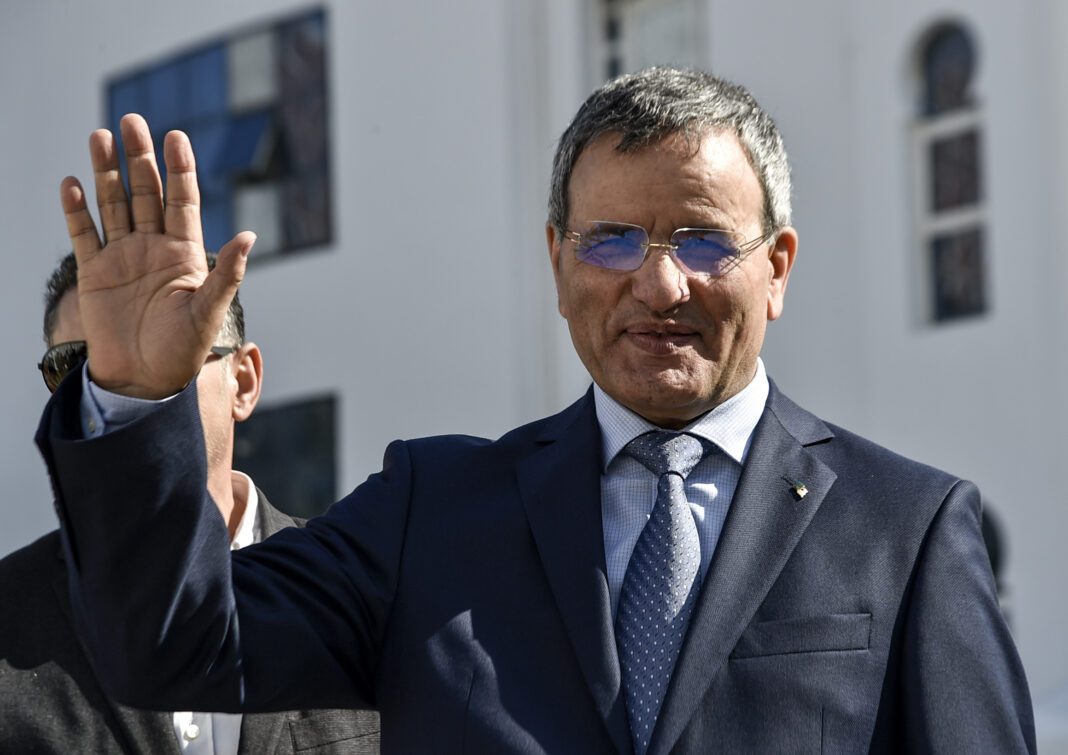 Général Ali Ghediri saluant lors d'un événement public.