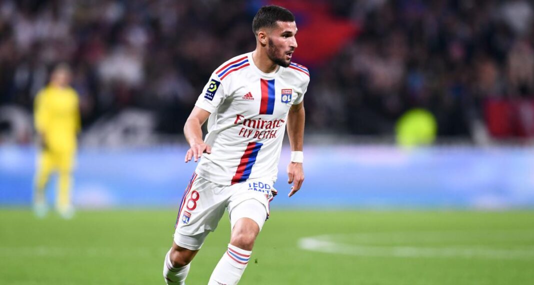 Houssem Aouar joueur de football en action sur le terrain.