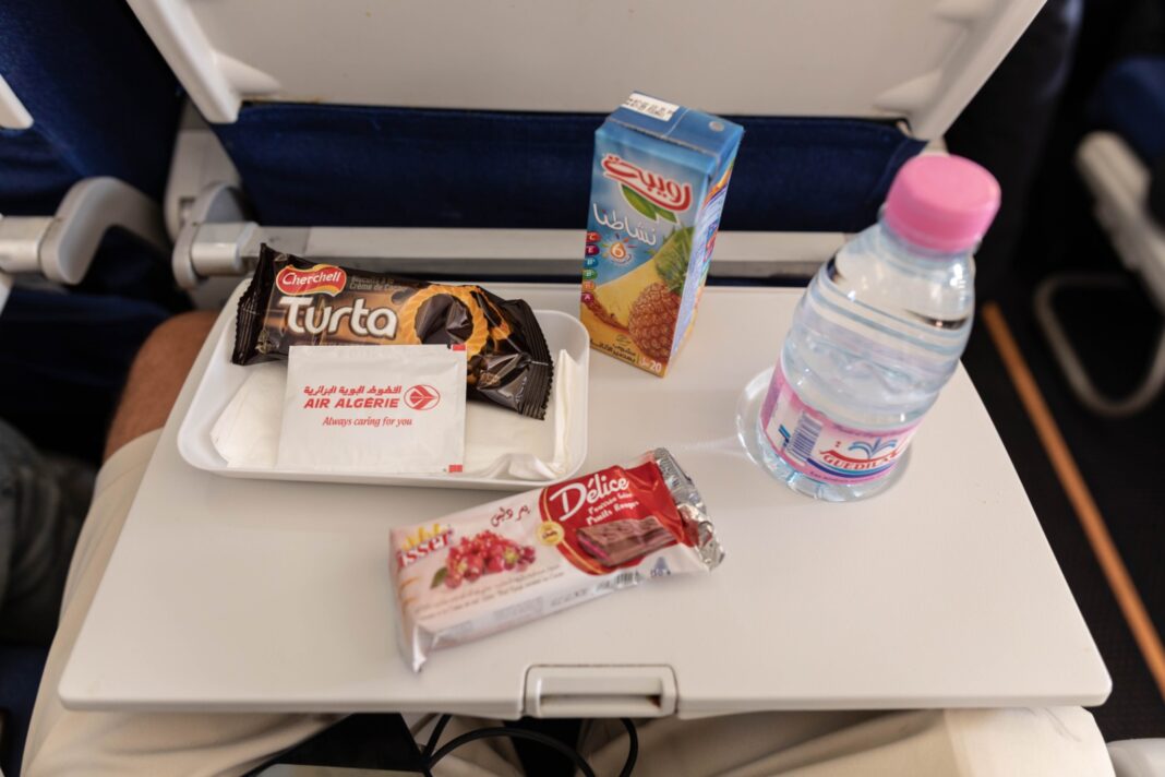 Collation sur un siège d'avion Collation et boisson sur un plateau d'avion, critique de la compagnie aérienne.