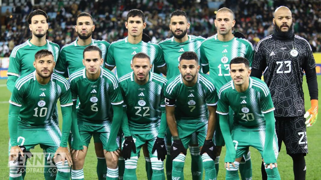 Groupe de joueurs d'Algérie en tenue verte sur le terrain.