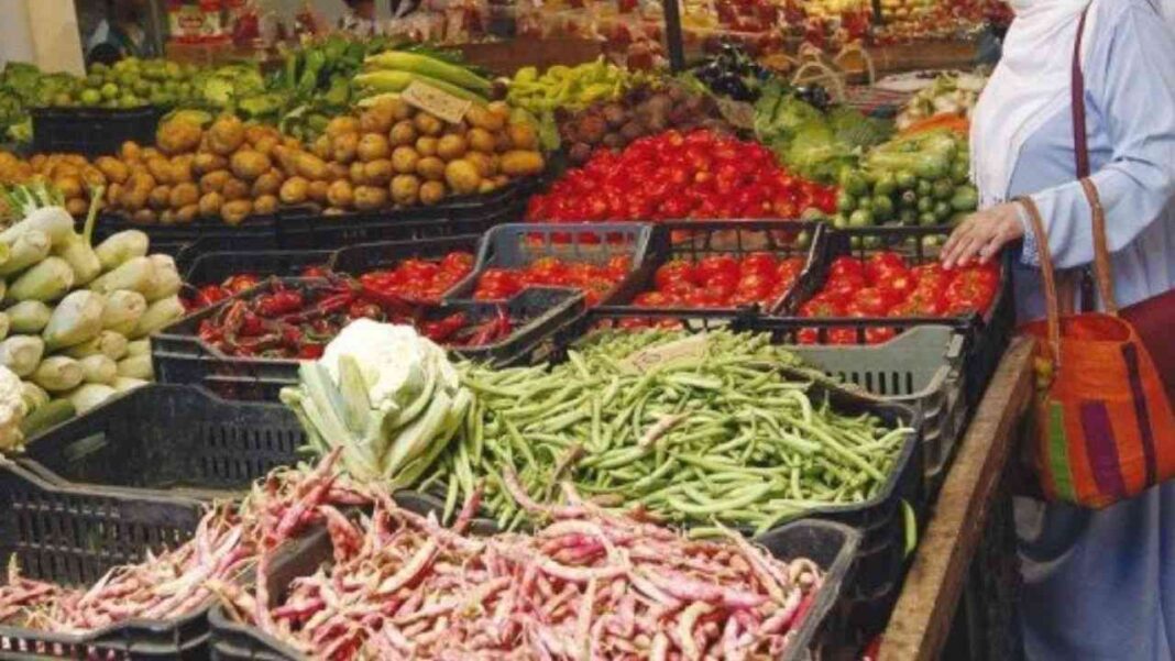 Marché de fruits et légumes frais en Algérie pour Ramadan 2023.