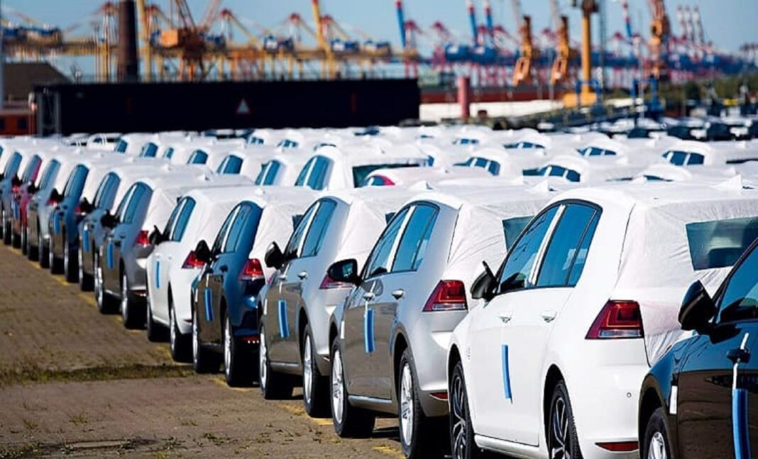 Véhicules neufs alignés dans un port algérien prêt pour l'importation.
