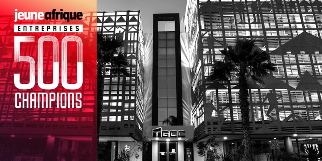 Gratte-ciel modernes avec palmiers, symbolisant la croissance économique en Afrique du Nord.