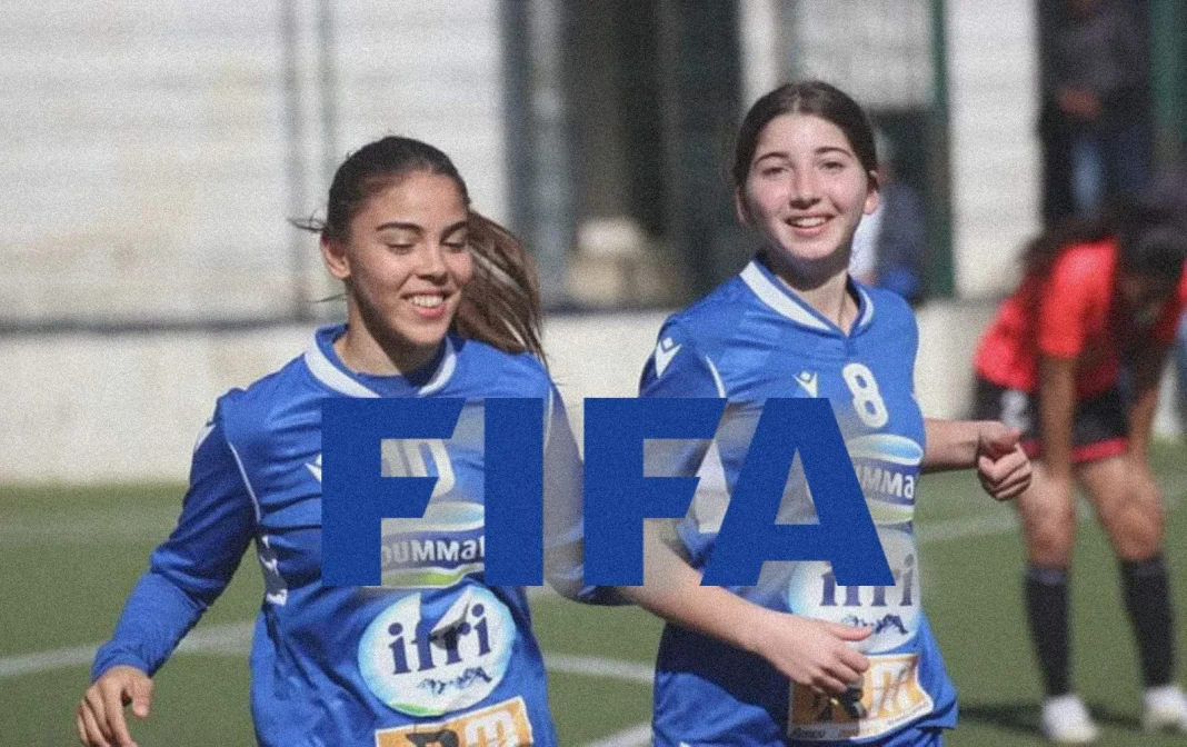 Jeunes joueuses de football féminin en Kabylie souriantes.