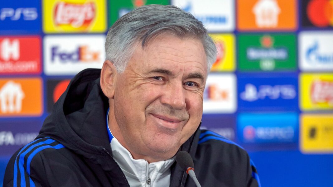 Carlo Ancelotti en conférence de presse Carlo Ancelotti souriant lors d'une conférence de presse sportive.