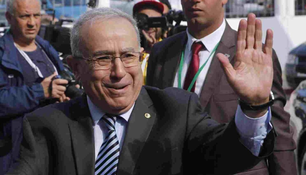 Ramtane Lamamra saluant lors d'un événement public en Algérie.