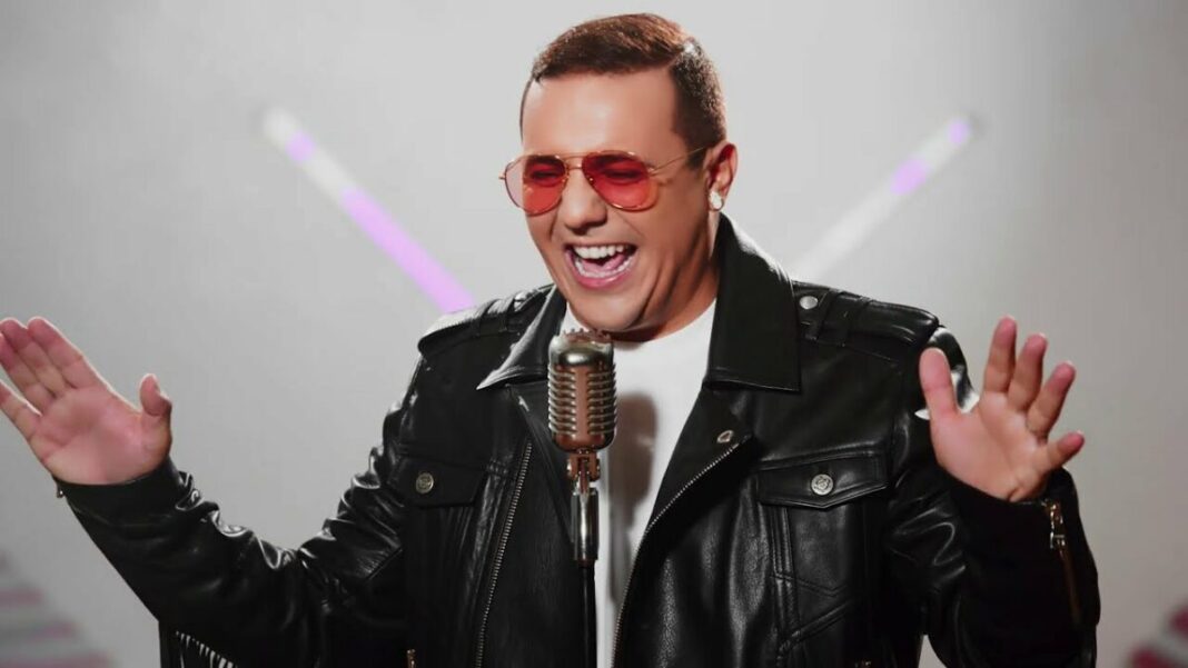 Faudel chante avec passion lors d'un concert en studio.