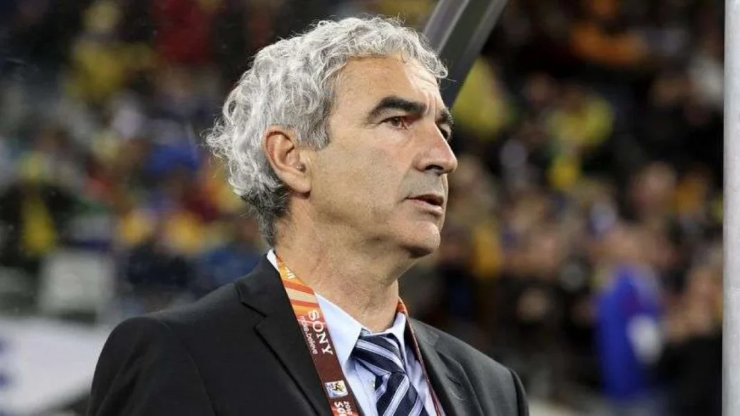 L'entraîneur Domenech observe le jeu sur le terrain.
