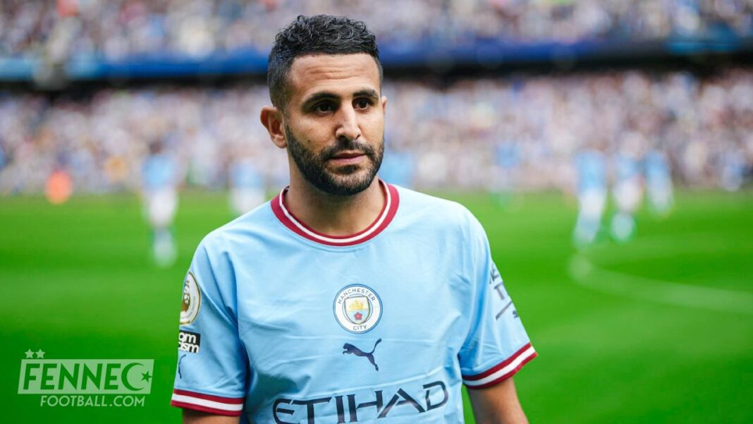Riyad Mahrez lors d'un match de football Riyad Mahrez en action sur le terrain de football en tenue Manchester City.