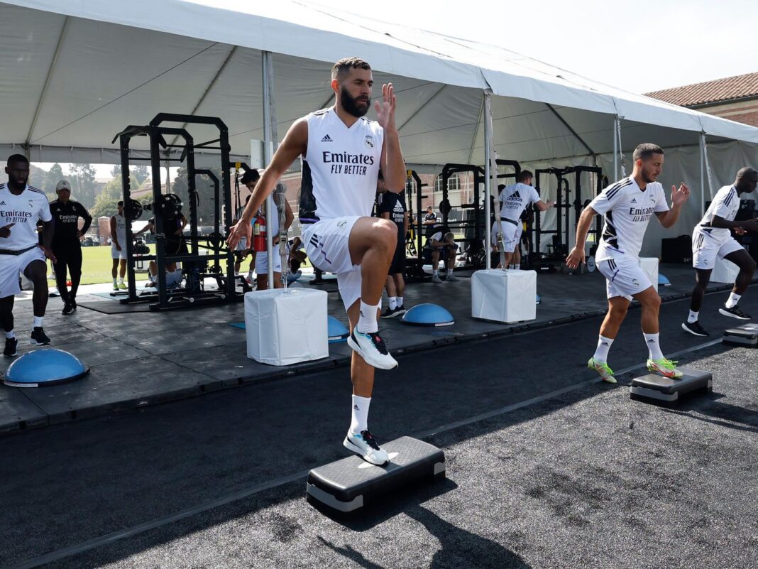 Karim Benzema s'entraîne avec l'équipe du Real Madrid.