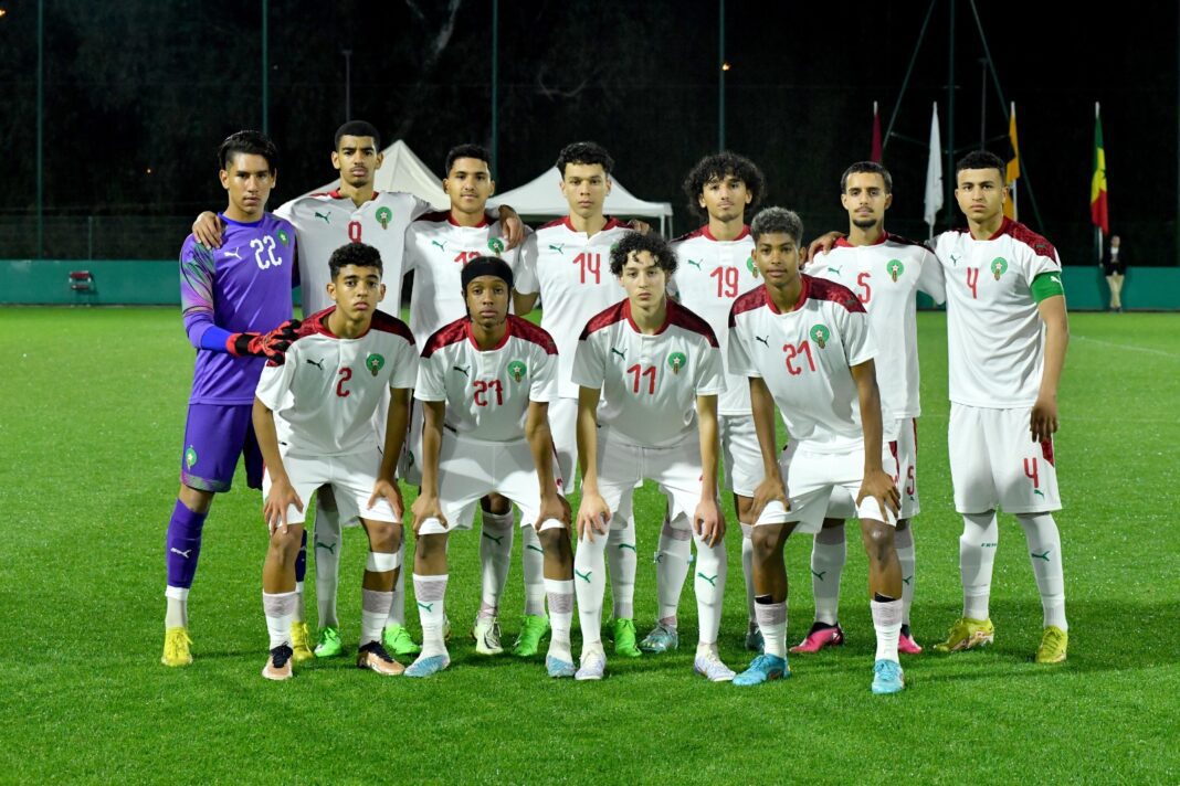 Équipe U17 du Maroc de football Groupe de jeunes joueurs de football marocains en uniforme sur le terrain.