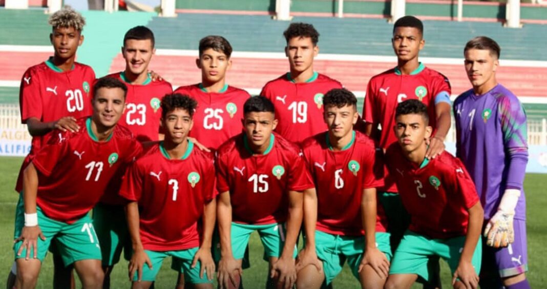 Jeune équipe marocaine de football U17 en tenue rouge et vert.