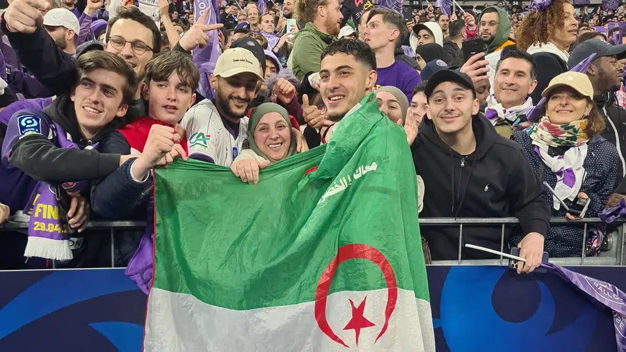 Supporters algériens avec drapeau lors de la Coupe de France.