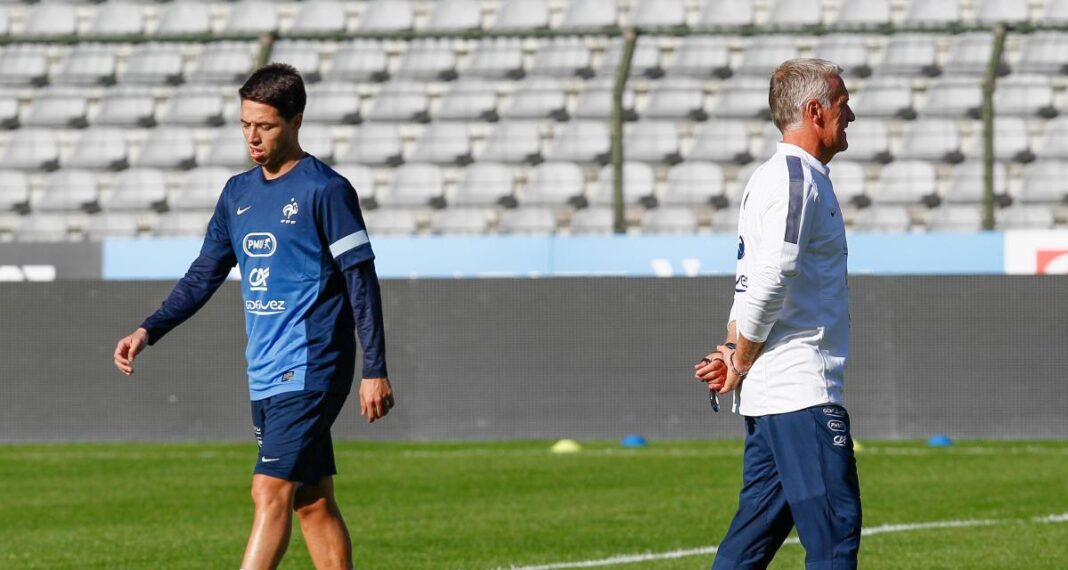 Entraîneur et joueur de football lors d'une séance d'entraînement.