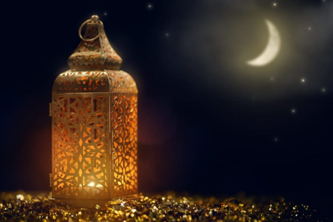 Lanterne traditionnelle illuminée avec la lune en arrière-plan.