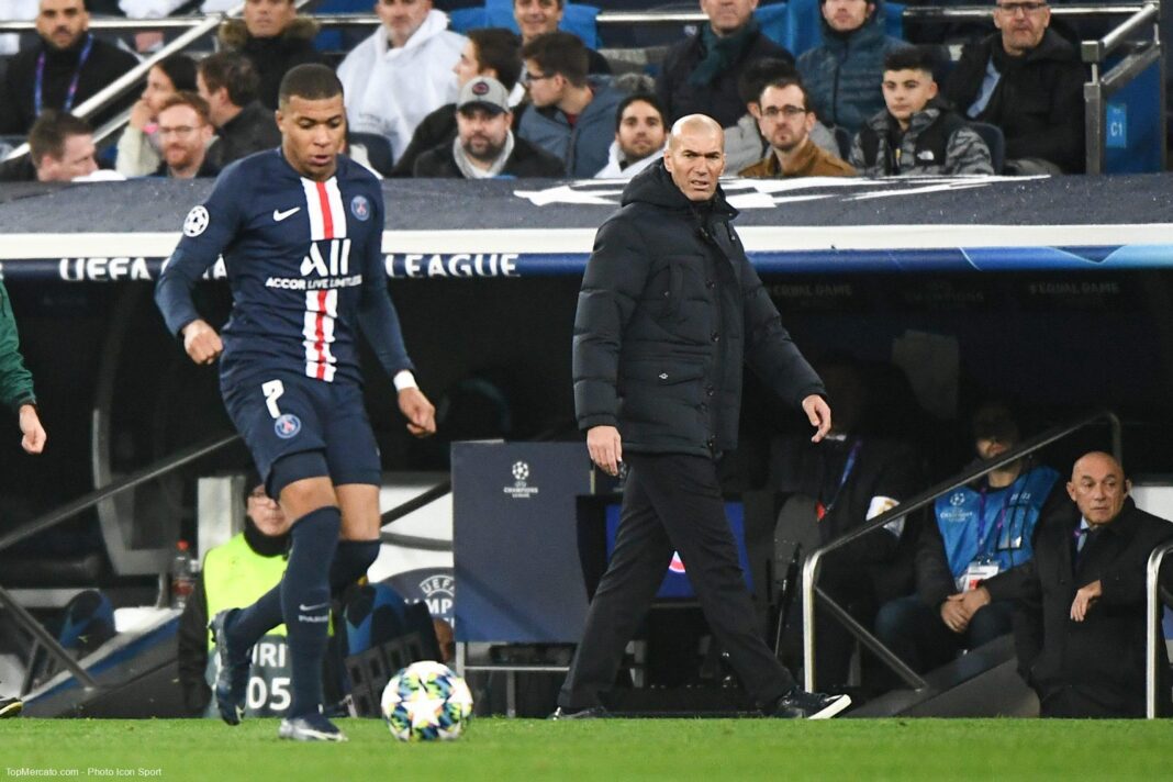 Zinédine Zidane sur le banc du PSG lors d'un match important.