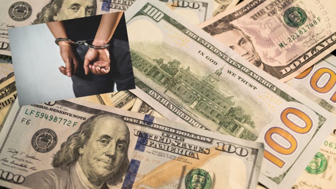 Main enchaînée tenant de fausses coupures de dollars et d'euros.