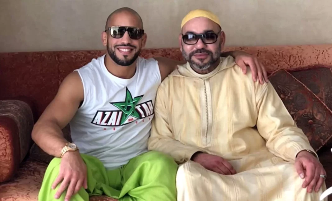 Deux hommes portant des lunettes de soleil et des vêtements colorés.