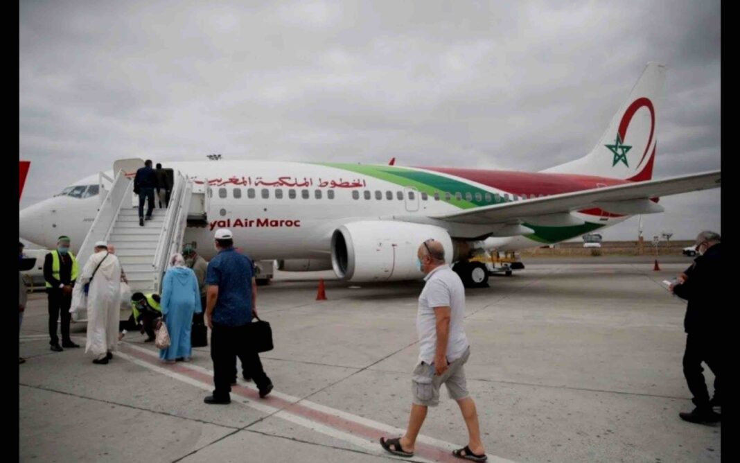 Passagers à bord d'un avion Passagers embarquant dans un avion Royal Air Maroc à l'aéroport.