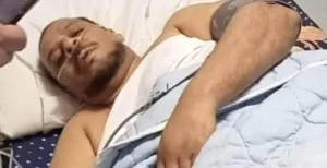 Triste : Poignardé après la prière de l’après-midi à Maghnia ,l’imam Saïd Tamteri est décédé Homme allongé dans un lit, blessé après une attaque à Maghnia.
