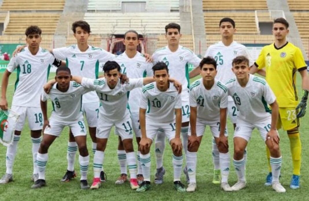 Groupe de jeunes joueurs de football algériens en uniforme blanc.