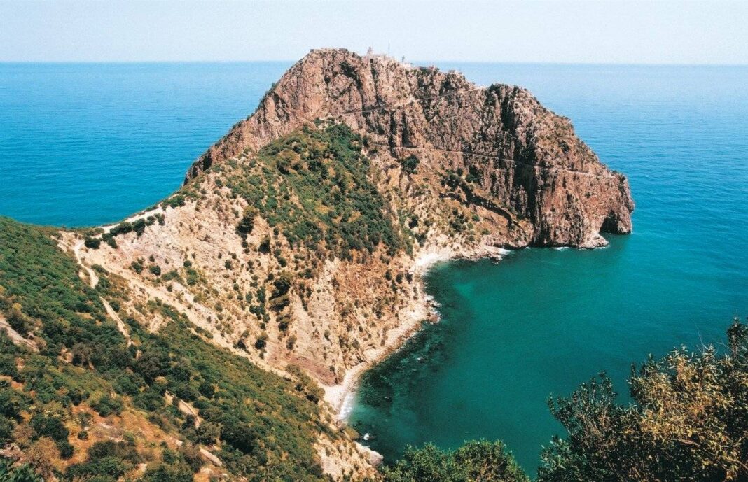 Paysage côtier avec falaise et mer bleue en Algérie.