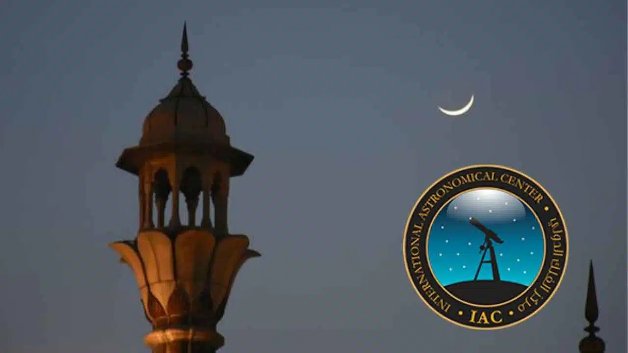 Lune croissante au-dessus d'un minaret au crépuscule en Algérie.