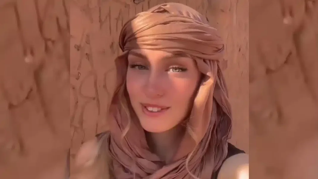 Touriste souriante en Algérie Jeune femme souriante avec foulard dans un décor en terre.