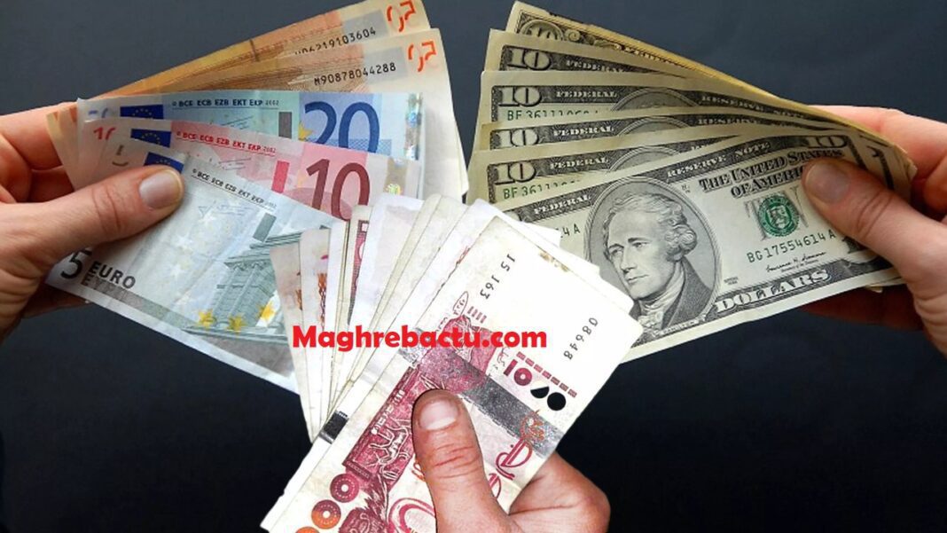 Échange de devises euro et dollar, billets et pièces en main.