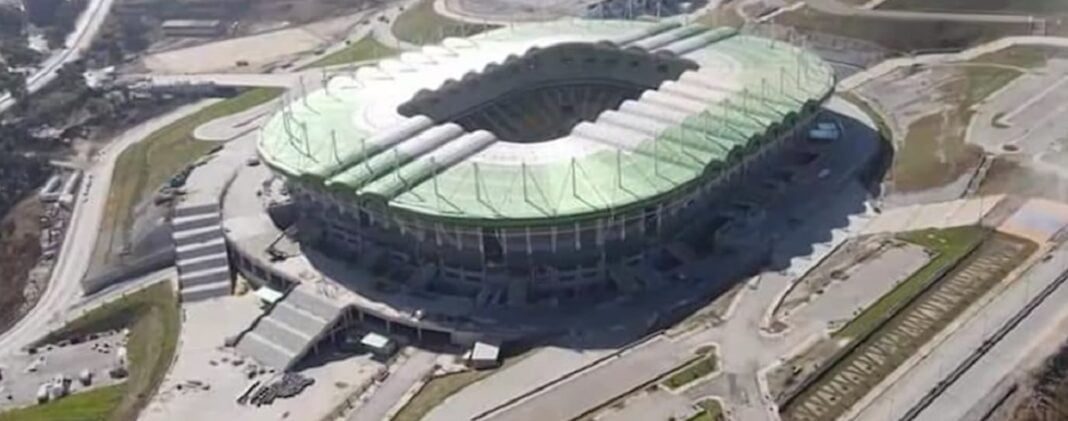 Stade moderne de Tizi-Ouzou avec toit vert et structure innovante.