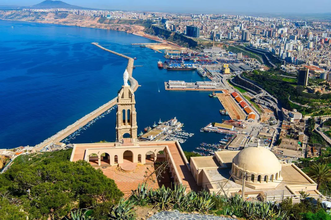 Vue panoramique de la ville de Beyrouth Vue aérienne de Beyrouth avec mer, port et bâtiments modernes.