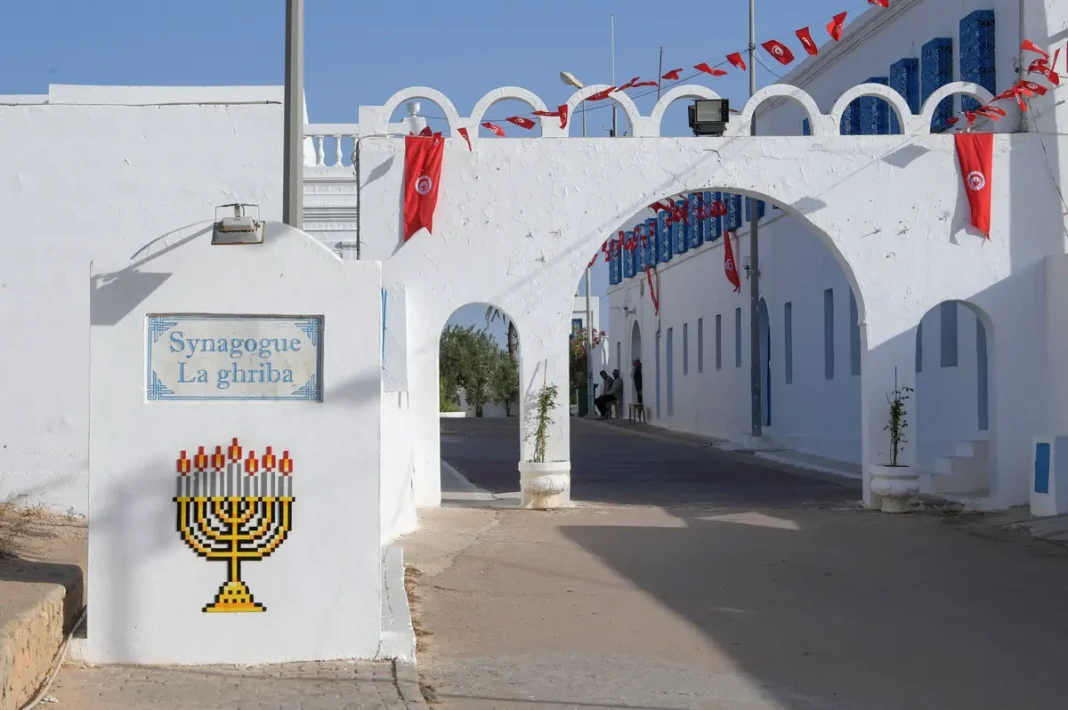 Synagogue La Ghriba à Djerba Entrée de la synagogue La Ghriba à Djerba en Tunisie avec drapeaux tunisiens.