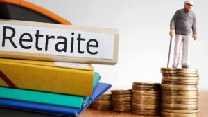 Retraites en France : Augmentation des pensions à partir de... Miniature d'un homme en figurine sur des pièces de monnaie et des livres.