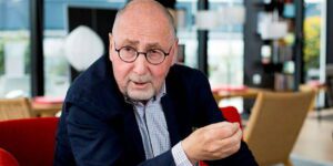 Urgent! L’Algérie dément formellement la rumeur de suspension commerciale avec la France Xavier Driencourt, diplomate français, en discussion dans un café moderne.