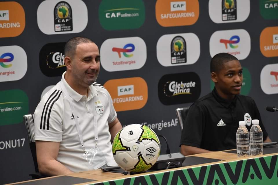 Rencontre sportive entre deux entraîneurs lors d'une conférence de presse.