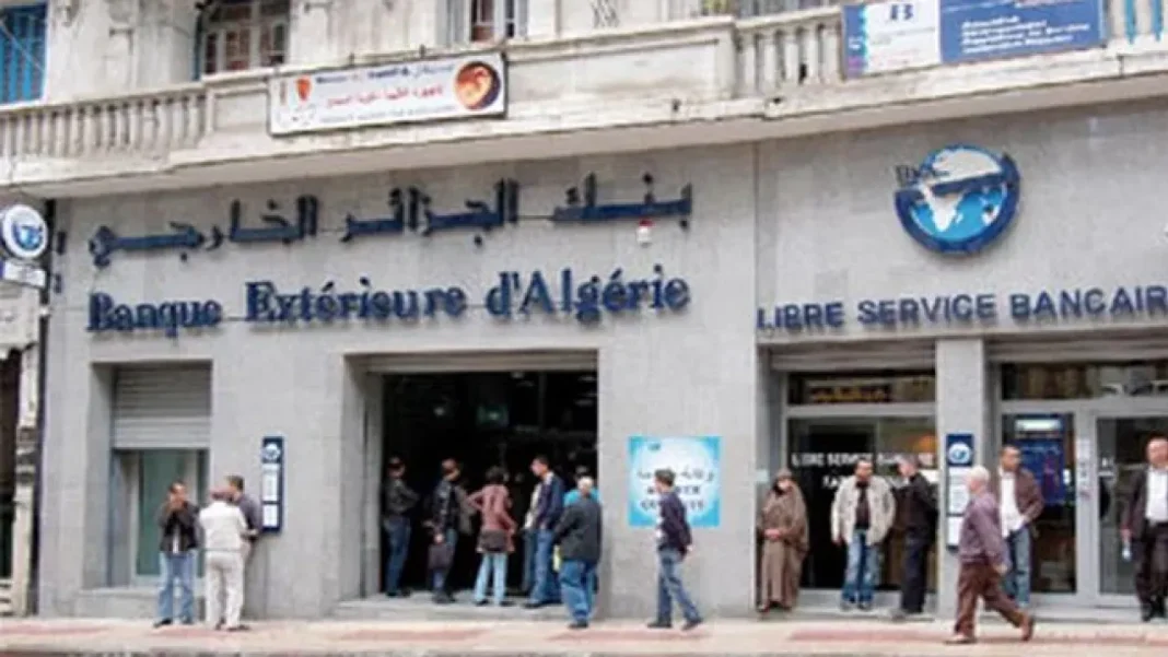 Banque extérieure d'Algérie en France Agence de la Banque extérieure d'Algérie à Paris avec clients.