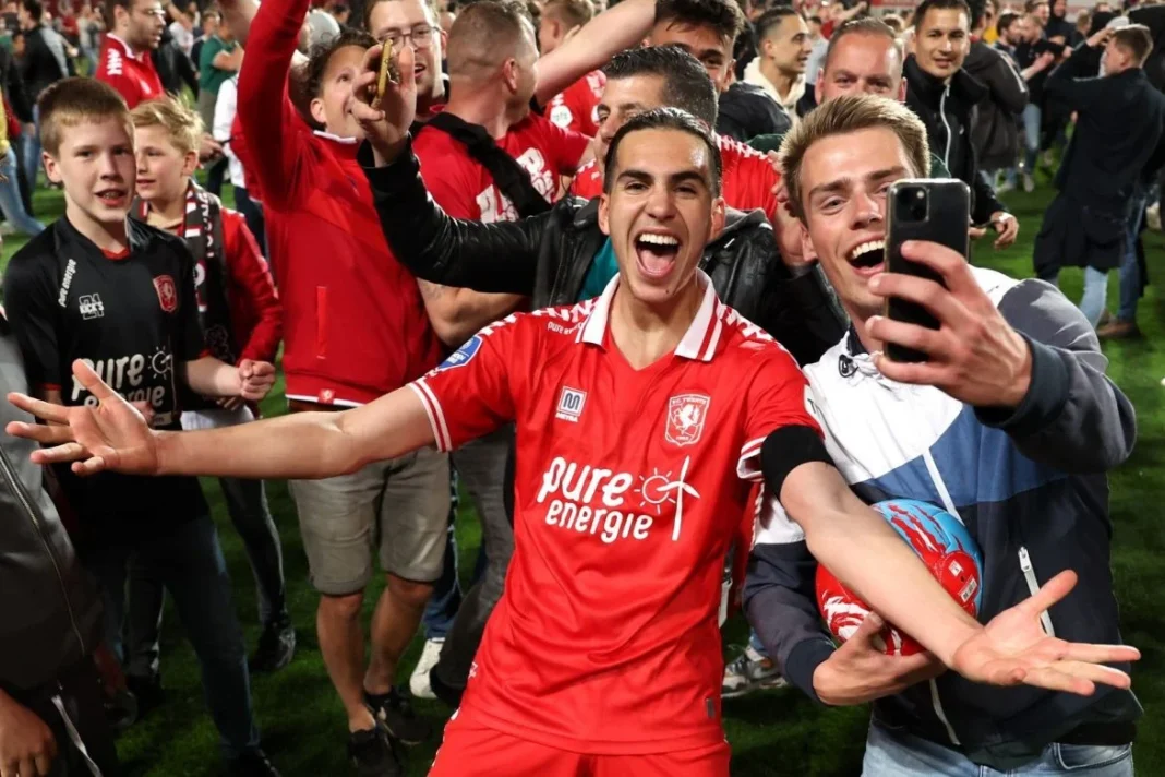 Ramiz Zerrouki en célébration avec des supporters après un match.