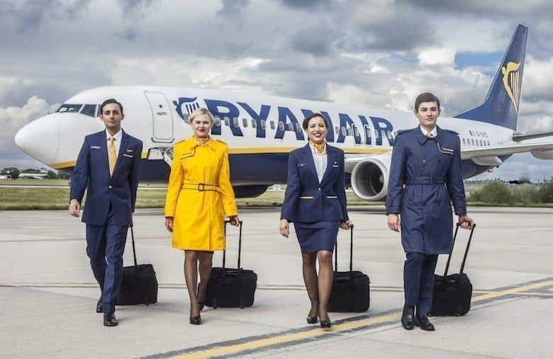 Hôtesses et steward Ryanair prêts pour le vol sur l'aéroport.