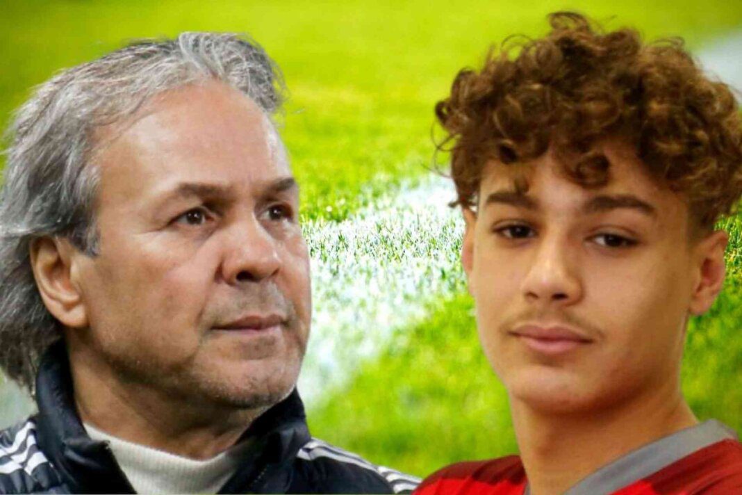 Rabah Madjer avec un jeune joueur de football sur le terrain.