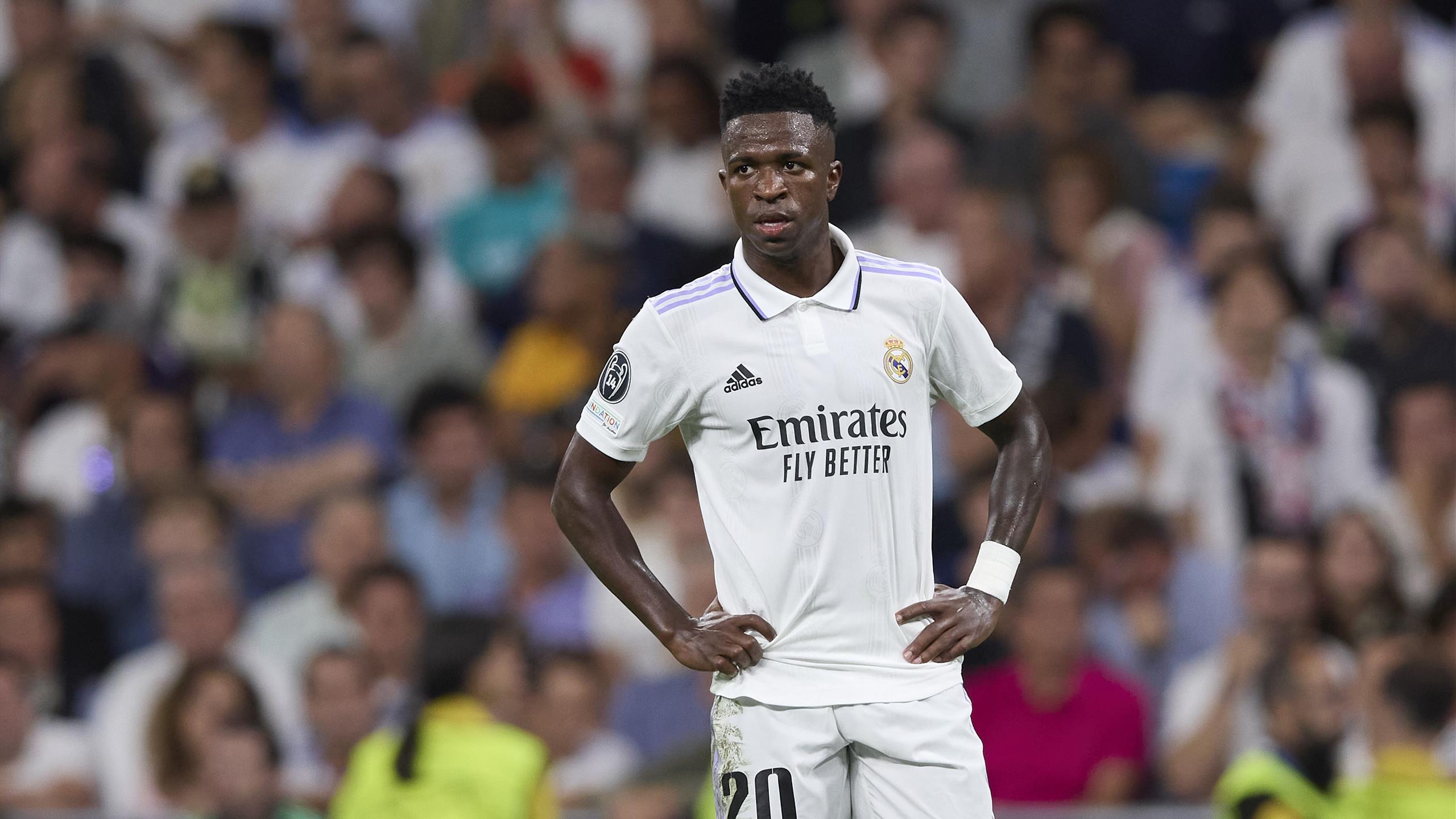 Vinicius Junior en action sur le terrain avec un public en arrière-plan.