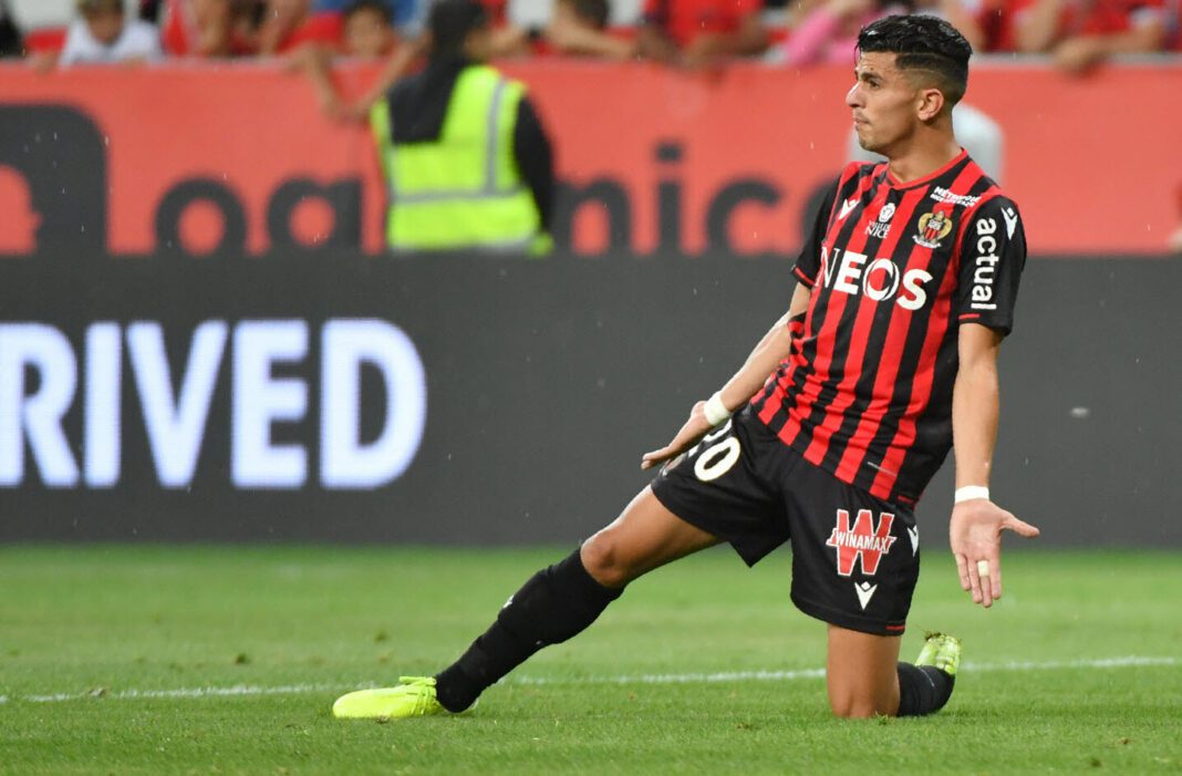 Youcef Atal en action sur le terrain de football.