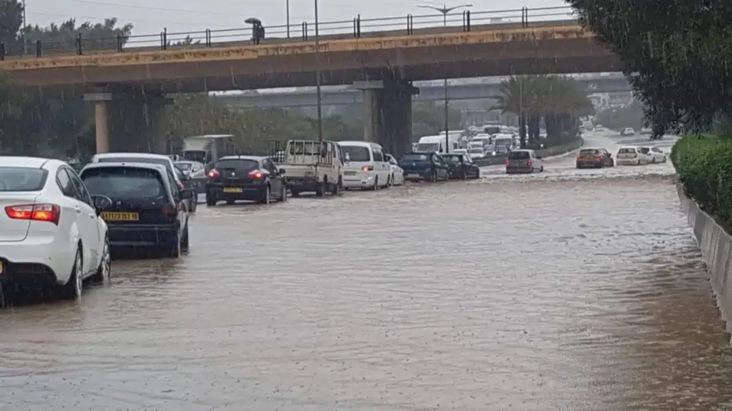 Routes inondées en Algérie à cause des fortes pluies.