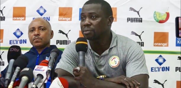 Entraîneur du Sénégal lors d'une conférence de presse sportive.