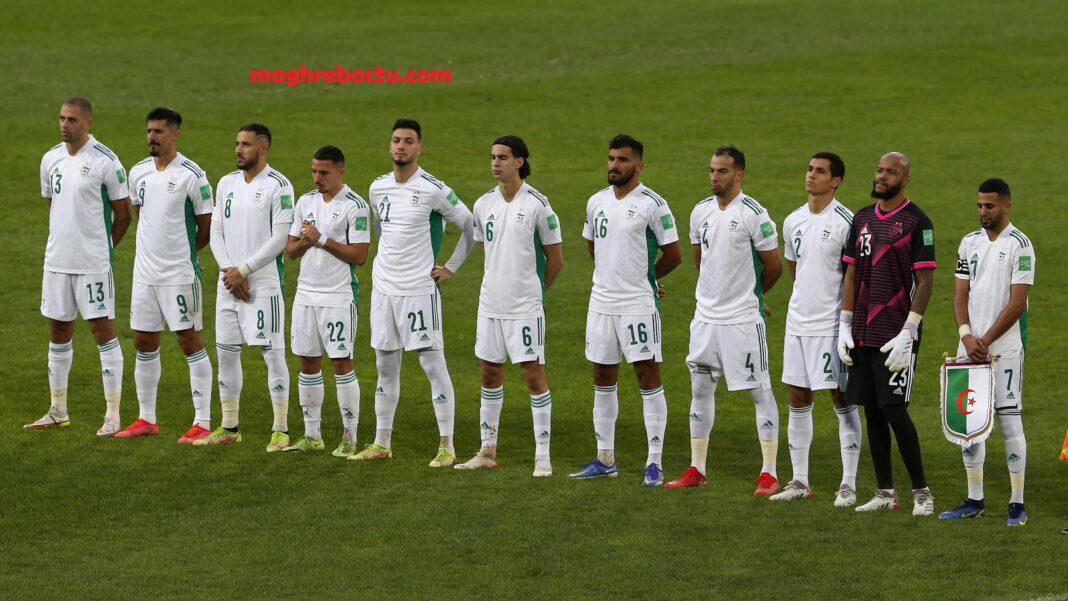 Les joueurs de l'équipe d'Algérie alignés avant le coup d'envoi.