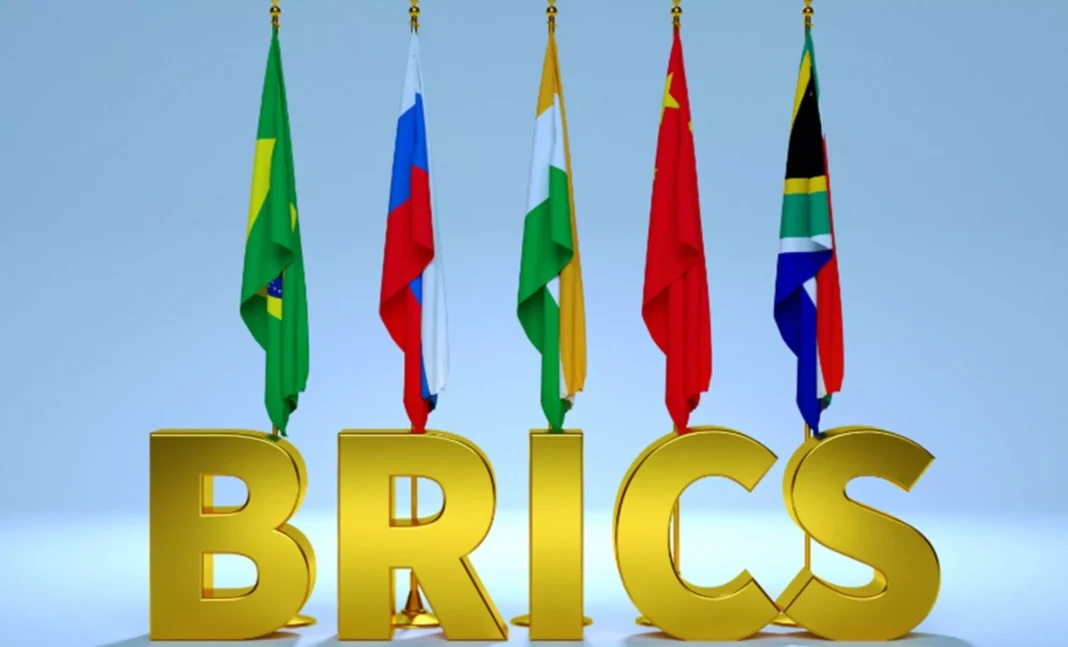 Les drapeaux des pays BRICS Drapeaux des pays membres des BRICS avec le logo BRICS en dessous.