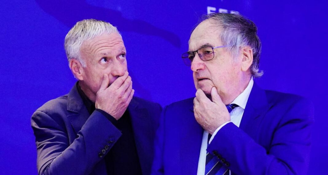 Didier Deschamps et Le Graët en discussion Didier Deschamps et Le Graët en conversation lors d'un événement.